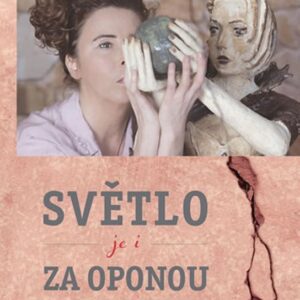 Světlo (je i) za oponou (Katarína Kopcsányi) (česky)